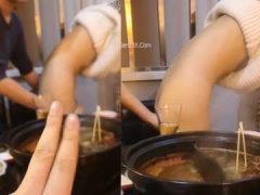 Đụ Em Ngay Trong Quán Lẩu